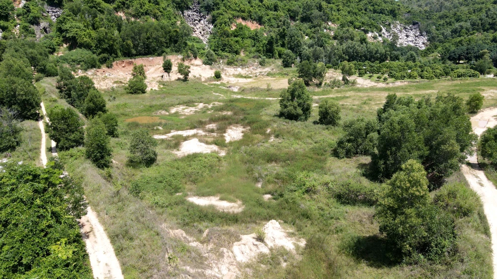 Bãi đổ thải của dự án cao tốc không có dấu hiệu đổ thải. Ảnh: HUỲNH HẢI.