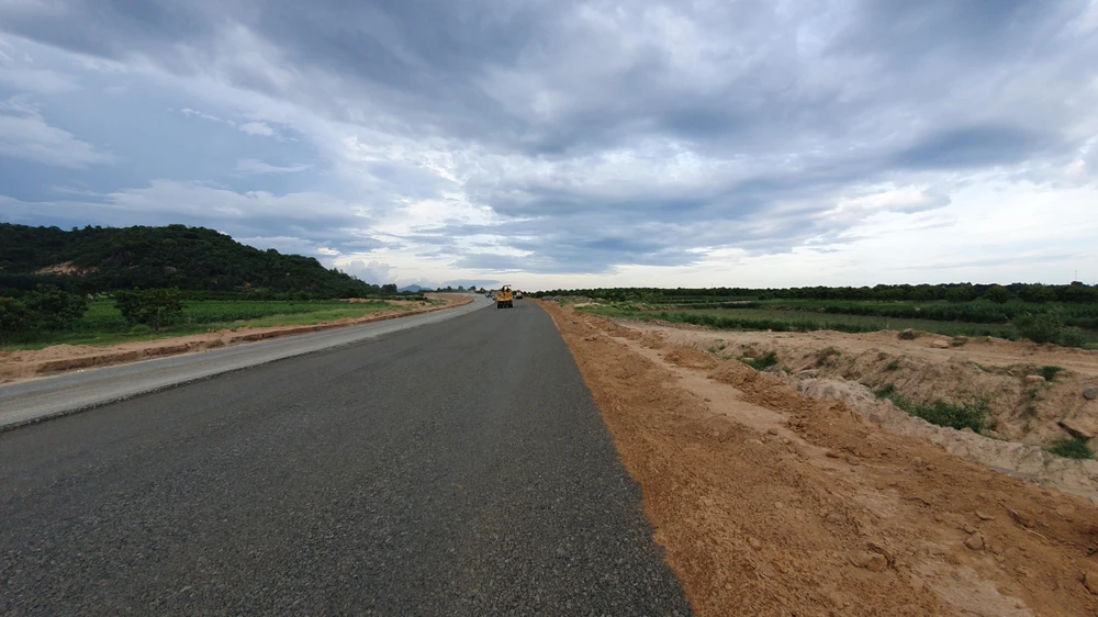 Nhà đầu tư cho rằng không có việc mua bán đất phong hóa của dự án cao tốc ra ngoài. Ảnh: HUỲNH HẢI.