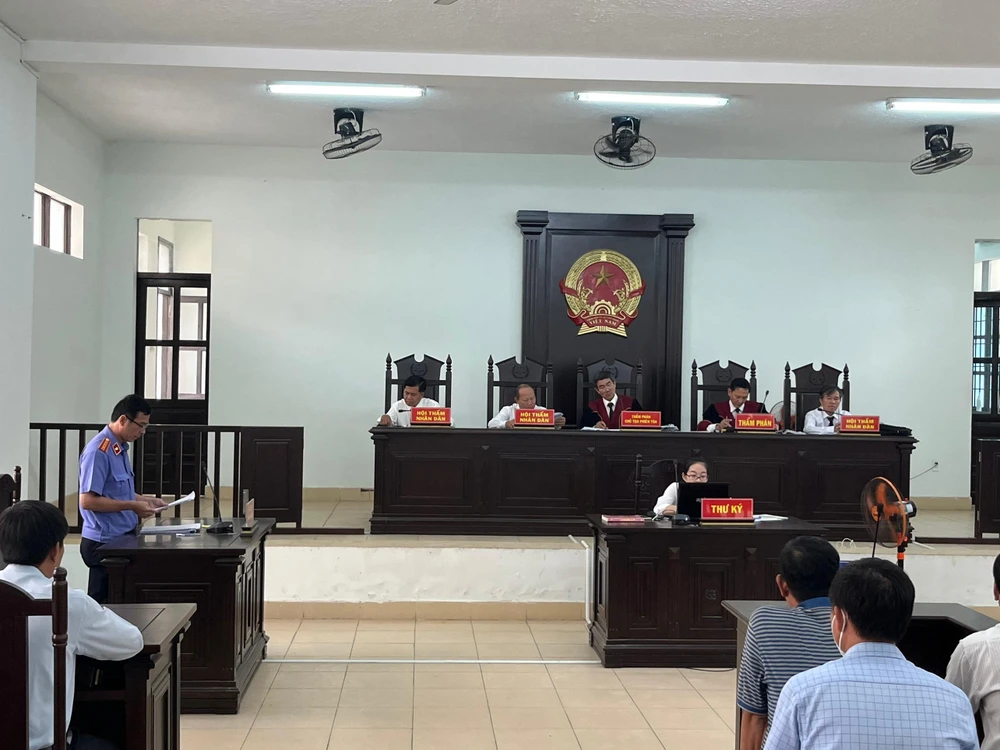 HĐXX đã tuyên phạt ông Lê Xuân Phương tám năm tù. Ảnh: CH.