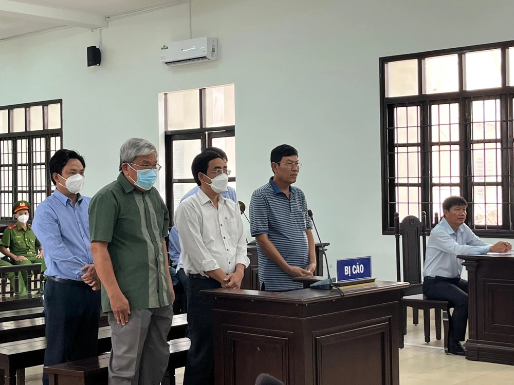 Các bị cáo tại phiên tòa đưa và nhận hối lộ. Ảnh: CH.