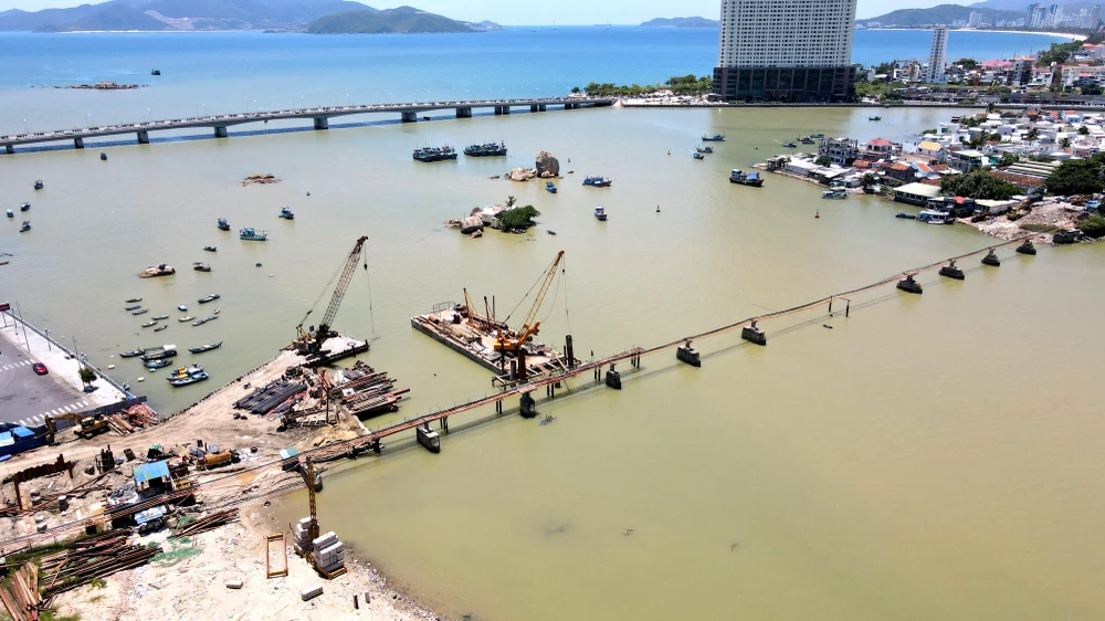 Cầu Xóm Bóng đang thi công xây mới. Ảnh: HH.