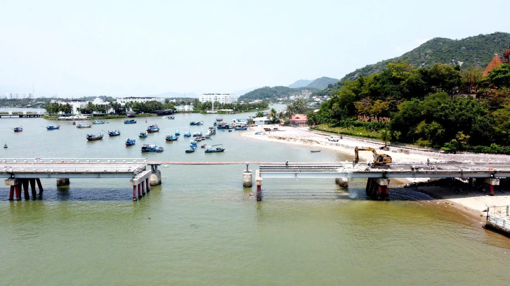 Xe cơ giới đục bê tông thả trực tiếp xuống sông Cái. Ảnh: HH.