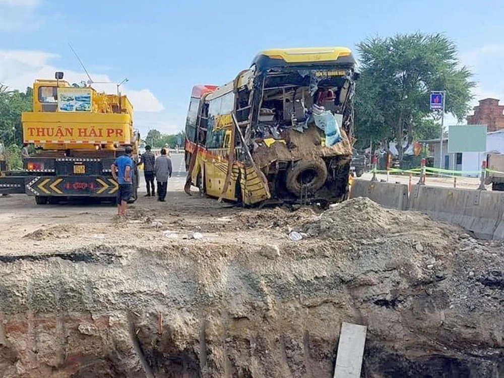 Đầu xe khách biến dạng khi lao xuống hố. Ảnh: ALO 85.