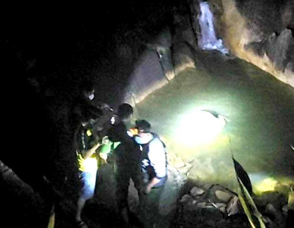 Thi thể được phát hiện trong bao tải dưới mương nước. Ảnh: CTV.