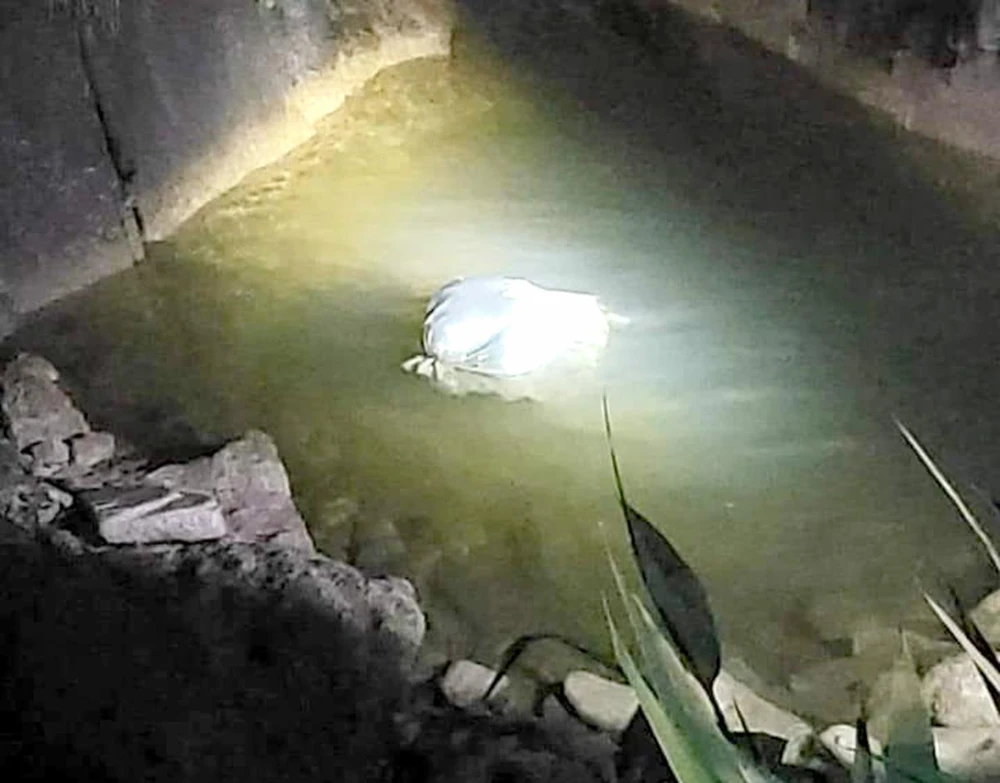 Thi thể nam giới được phát hiện trong bao tải ở khu vực đèo Khánh Lê. Ảnh: CTV.