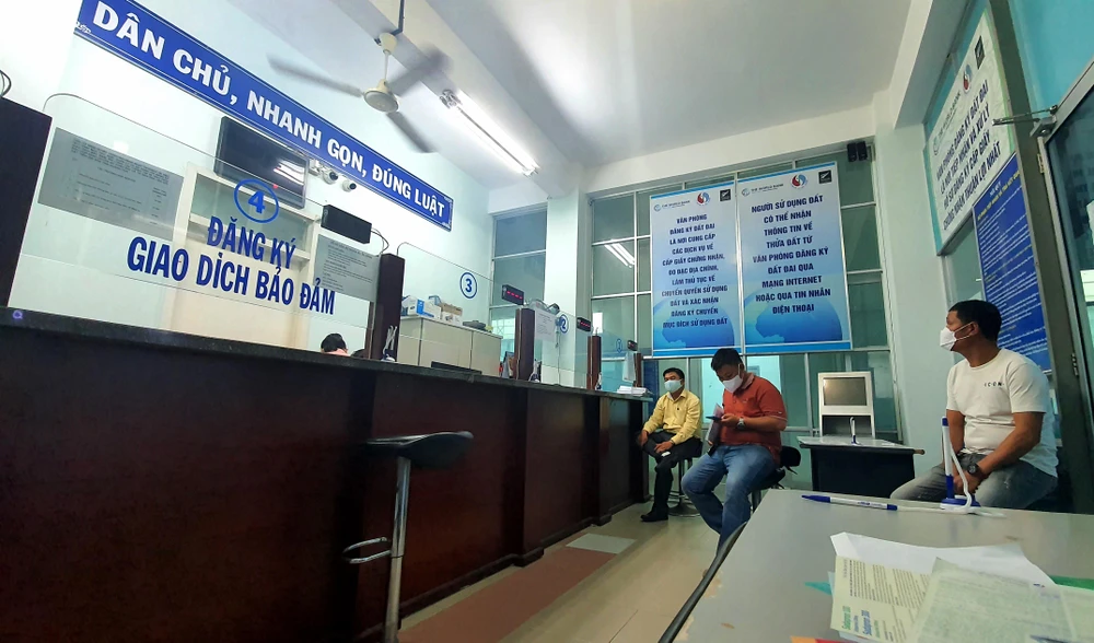 Người dân làm thủ tục tại Văn phòng đăng ký đất đai chi nhánh Nha Trang. Ảnh: HH.