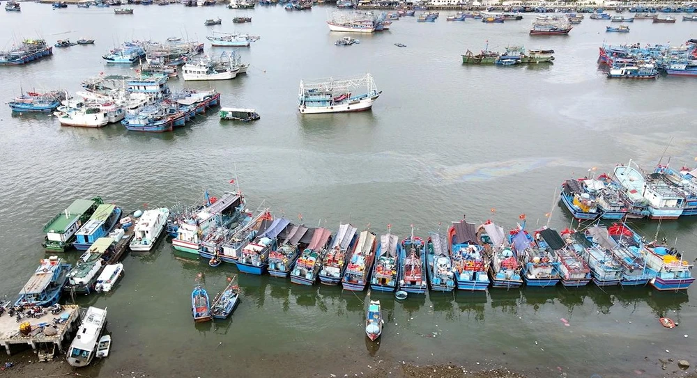 Tàu thuyền neo đậu tại cảng Hòn Rớ, TP Nha Trang. Ảnh: HH.