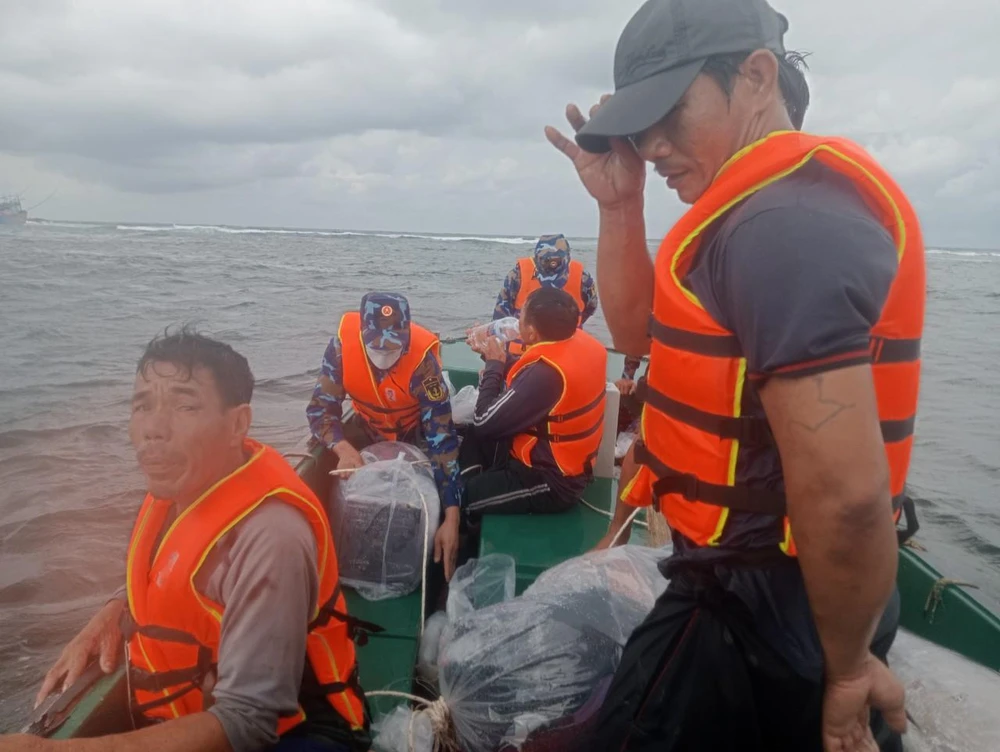 Các ngư dân được tàu Trường Sa 12 cứu an toàn. Ảnh: LÊ QUYỀN.