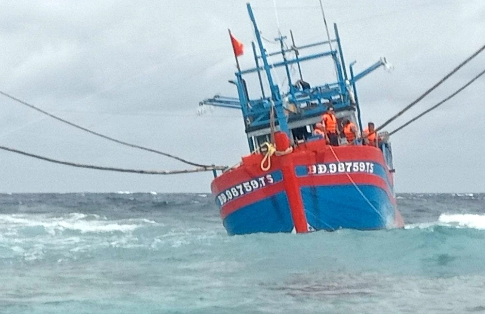 Tàu cá Bình Định bị mắc cạn. Ảnh: LÊ QUYỀN