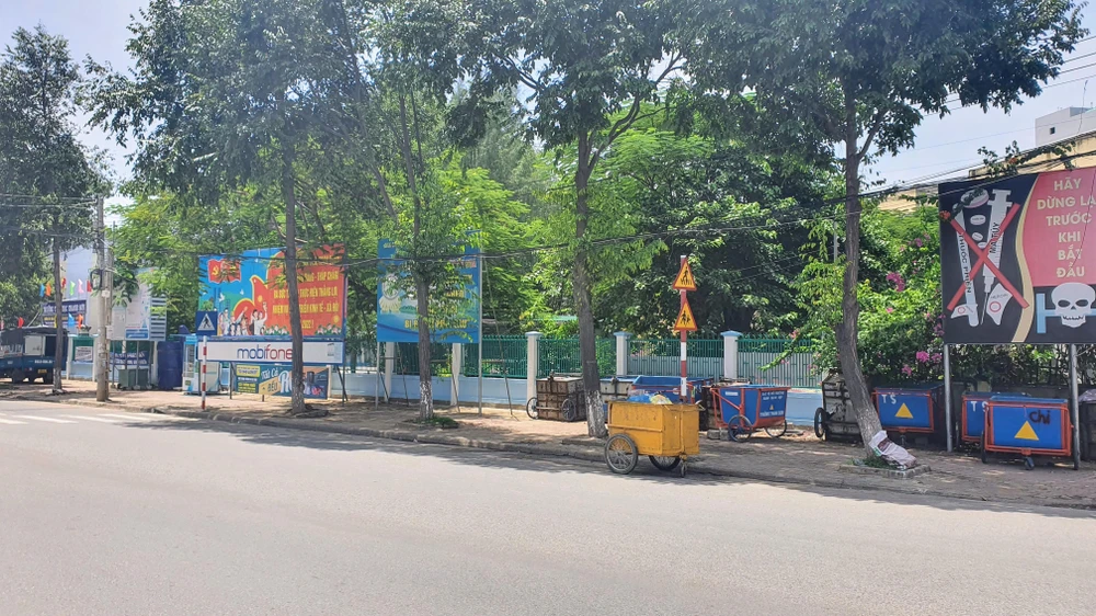 Điểm tập kết xe rác gần cổng trường Tiểu học Thanh Sơn. Ảnh: HH.