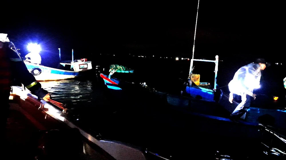 Lực lượng chức năng tìm kiếm nạn nhân trong đêm 4-10. Ảnh: CQ.