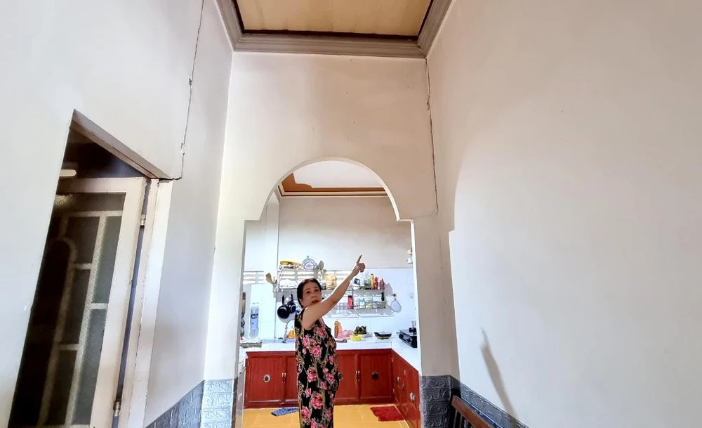 Nhà người dân bị nứt do thi công đập hạ lưu sông Dinh. Ảnh: HH.