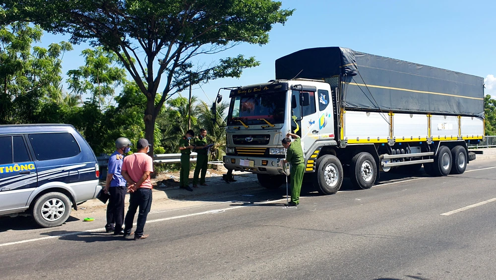 Cơ quan chức năng thực nghiệm lại hiện trường vụ tai nạn. Ảnh: HH