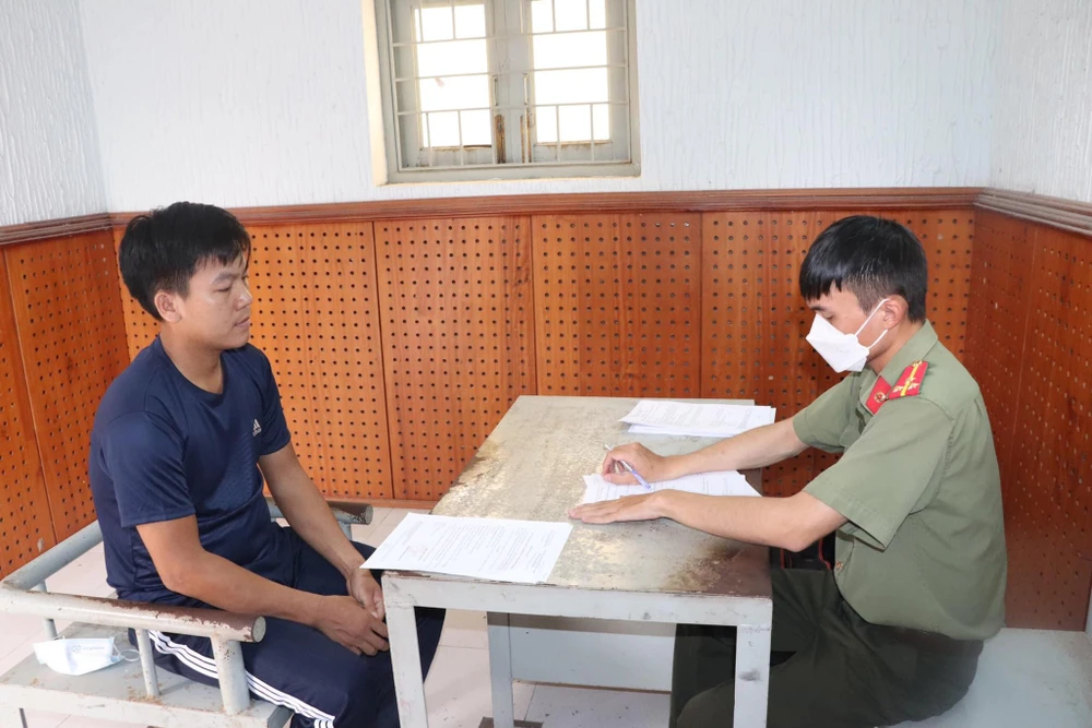 Nguyễn Văn Duy tại cơ quan công an. Ảnh: CA