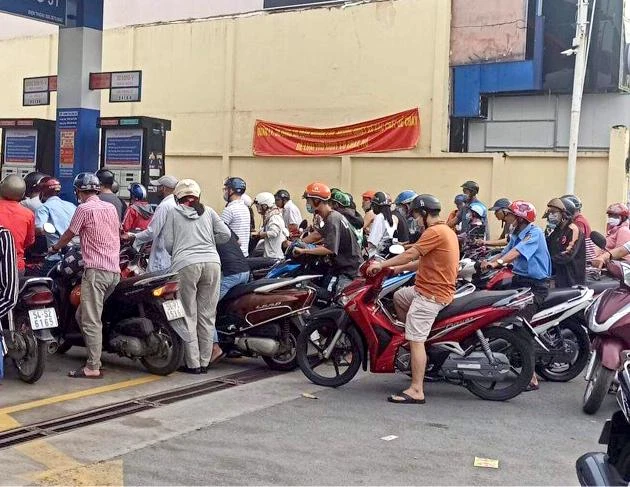 Người dân đổ xăng tại một cửa hàng trên địa bàn TP Phan Rang - Tháp Chàm. Ảnh: KN.