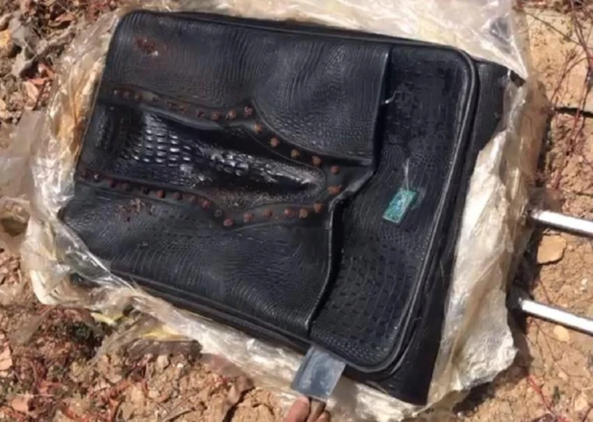 Chiếc vali chứa thi thể nạn nhân. Ảnh: CTV.