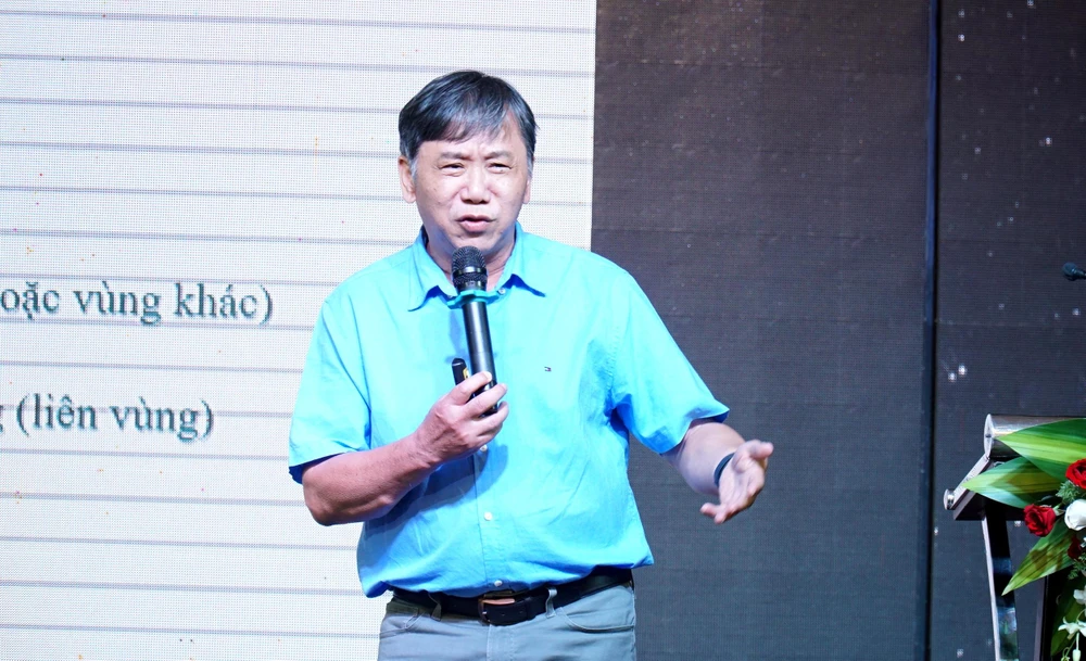 PGS.TS Phạm Trung Lương trình bày tham luận. Ảnh: HH.