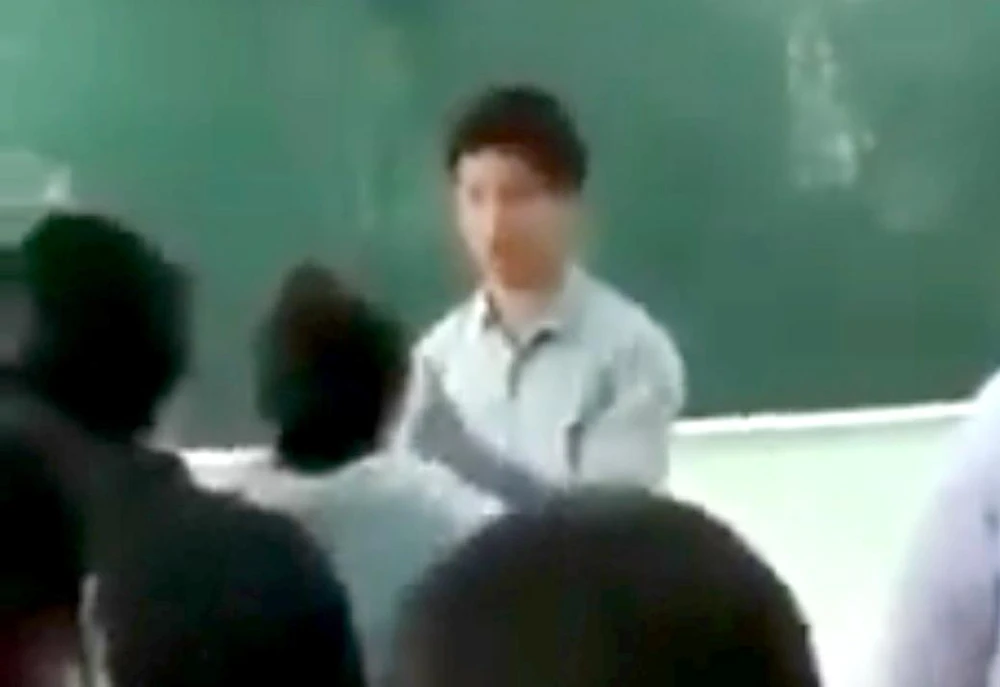 Hình ảnh nữ sinh "văng tục" khi tranh cãi với thầy giáo ở Khánh Hòa. Ảnh: Cắt từ clip.