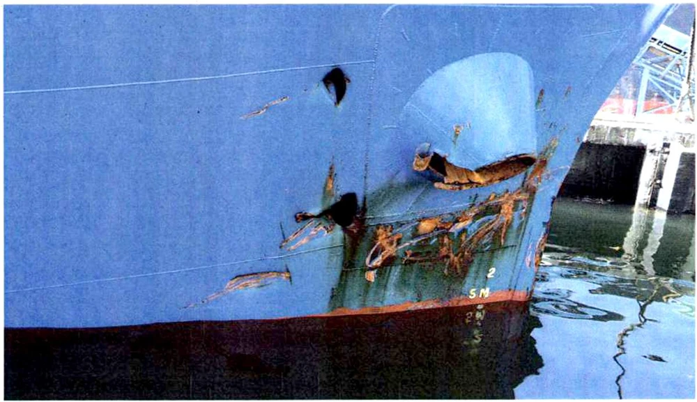 Tàu Hải Đạt 36 bị đứt neo phải, thủng vỏ tàu phía mũi sau khi đâm va. Ảnh: CẢNG VỤ