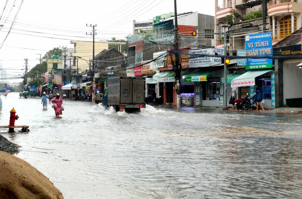 Mưa lớn làm ngập một số tuyến đường ở TP Nha Trang và sáng 27-10. Ảnh: MC
