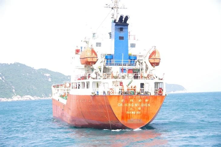 Tàu nước ngoài neo đậu trái phép trên vùng biển vịnh Vân Phong. Ảnh: VĂN TÂN