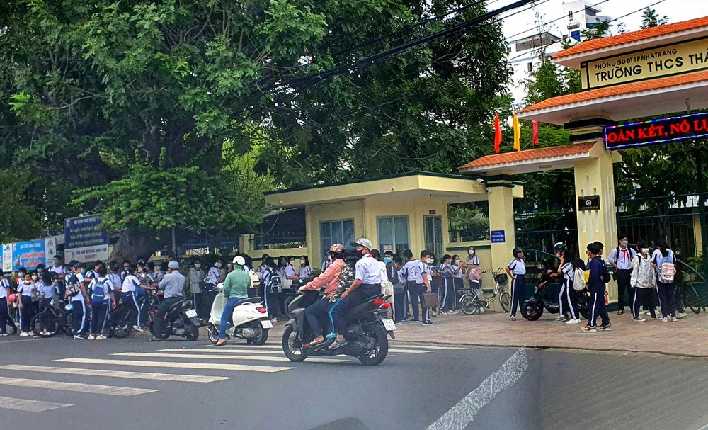 Cặp đôi thường xuyên trà trộn vào phụ huynh đón con em giờ tan học để trộm cắp. Ảnh minh họa.