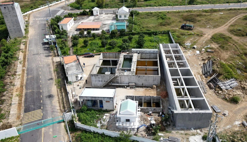 Nhà máy xử lý nước thải đang được các công nhân sửa chữa. Theo Công ty Yến sào Khánh Hòa, nhà máy xử lý nước thải này có công suất 1.500 m3/ngày đêm.