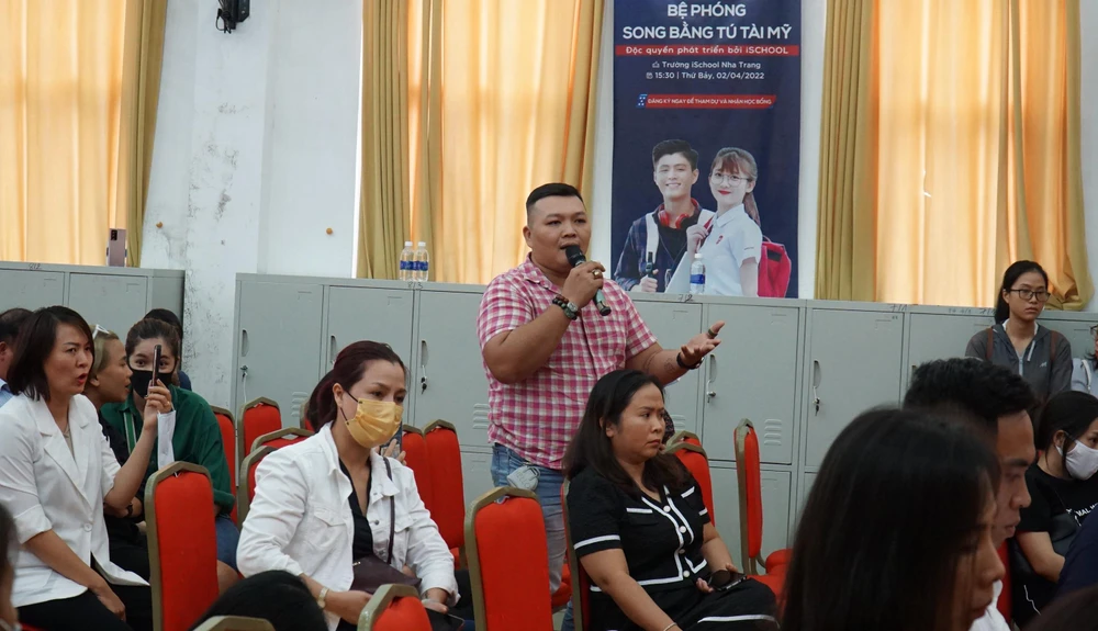 Phụ huynh yêu cầu nhà trường mời chuyên gia, bác sĩ đầu ngành về Nha Trang điều trị cho học sinh. Ảnh: HH