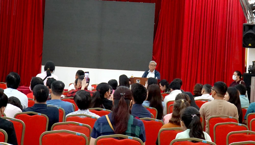 Trường Ischool Nha Trang thông tin vụ việc với phụ huynh. Ảnh: HH.