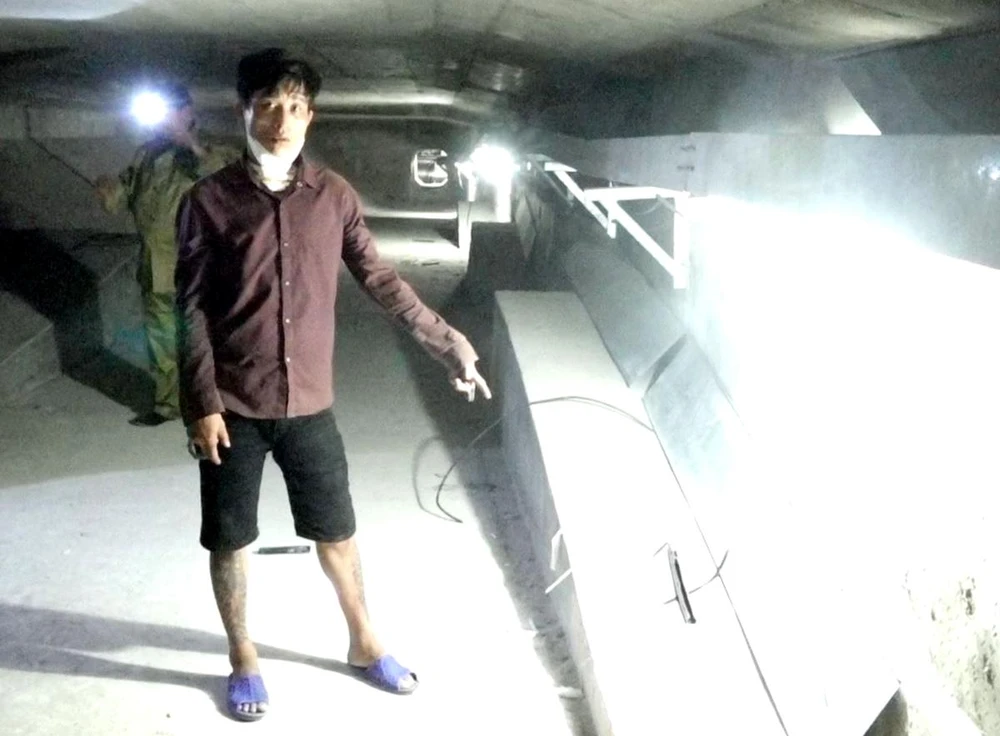 Tiếng nhiều lần cắt trộm dây điện chiếu sáng trong hầm cầu An Đông. Ảnh: CÔNG AN.