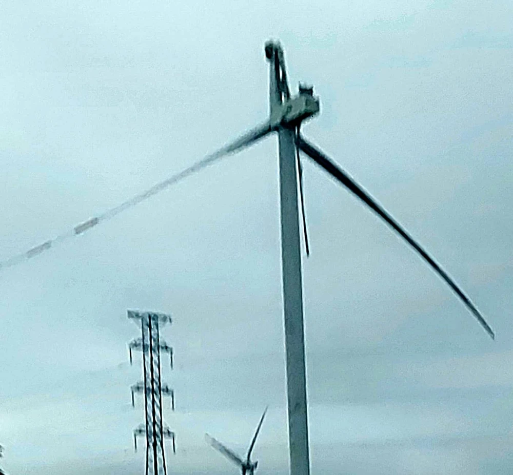 Cánh quạt điện gió bị gãy treo lủng lẳng trên không trung. Ảnh: ĐH