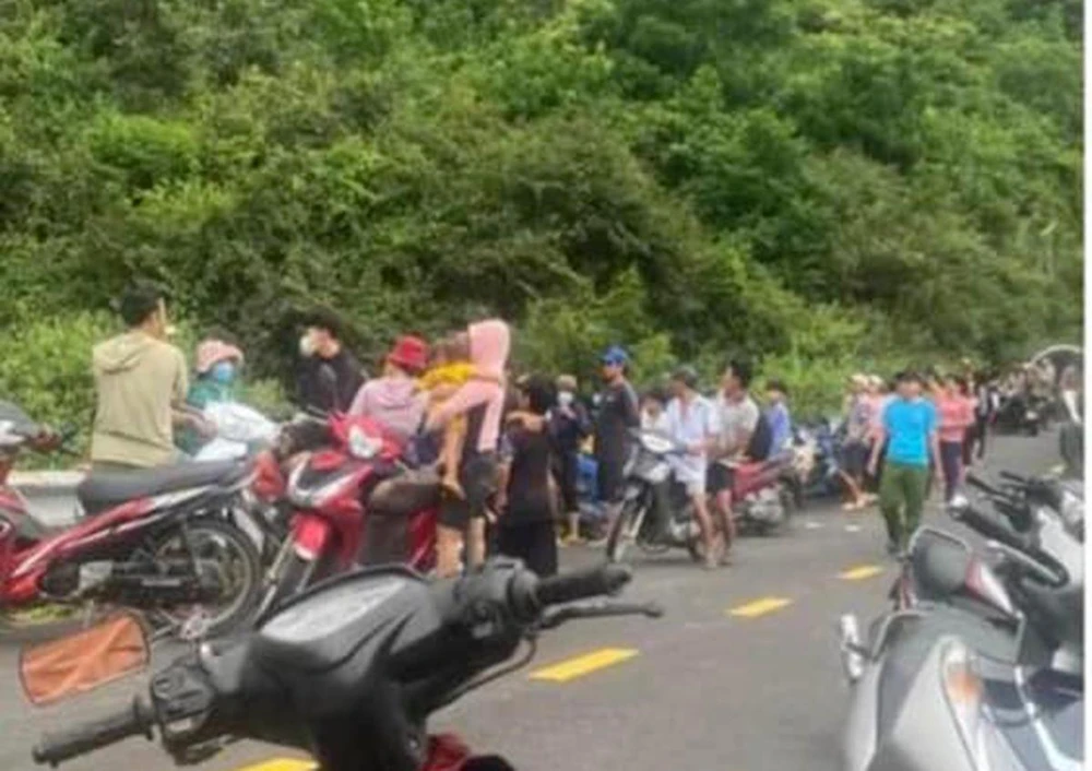 Người dân theo dõi việc tìm kiếm. Ảnh: TC.