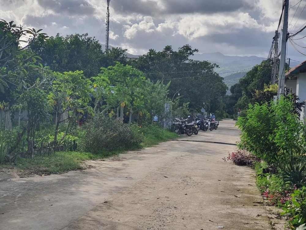 Chính quyền và người dân hỗ trợ lo hậu sự cho anh T và con gái. Ảnh: XN.