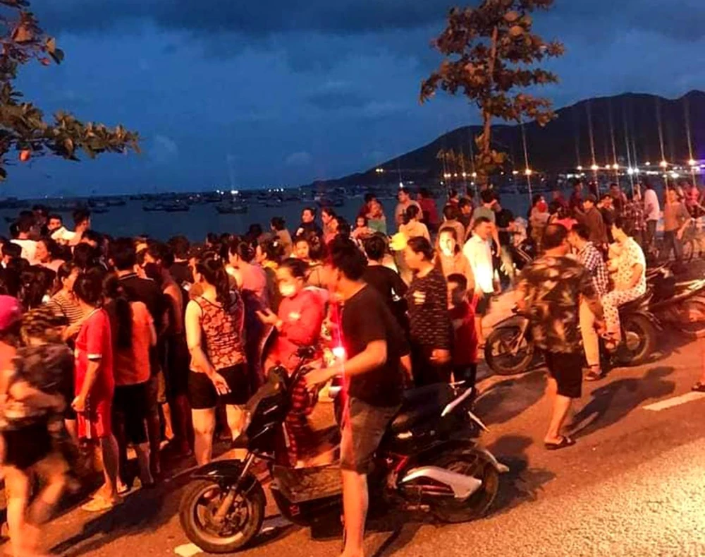 Người dân theo dõi việc tìm kiếm nam sinh lớp 6 mất tích. Ảnh: DÂN SINH.