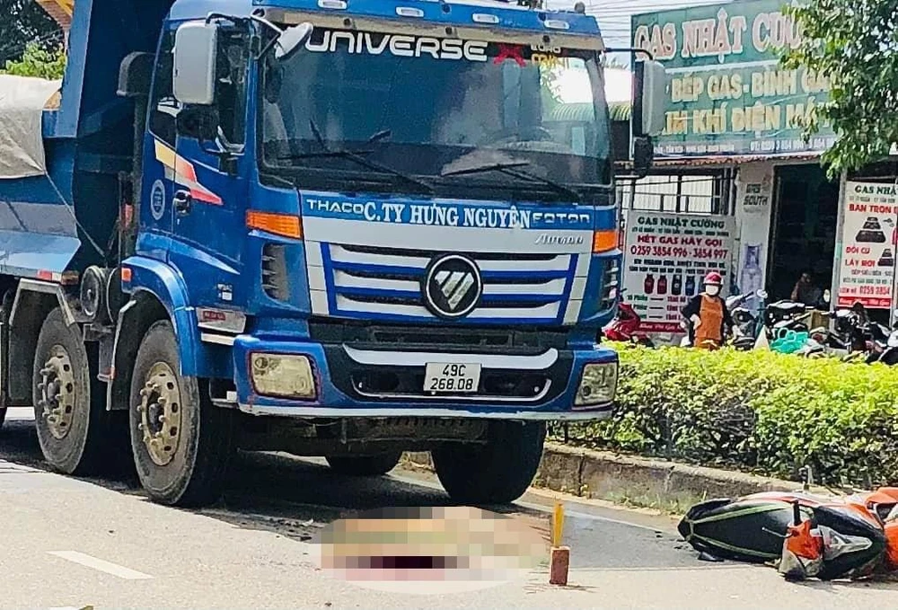 Hiện trường vụ tai nạn thương thâm làm nữ sinh lớp 8 ra đi mãi mãi. Ảnh: H.H