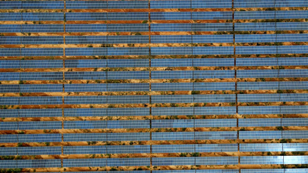 Theo khảo sát, Ninh Thuận có lượng gió thổi đều trong suốt 10 tháng với tốc độ từ 6,4-9,6 m/s, bảo đảm ổn định cho turbine gió phát điện. Địa phương còn là nơi nhận một lượng lớn bức xạ mặt trời với tổng số giờ nắng trung bình 2837,8 giờ/năm, cao nhất cả nước. Lãnh đạo Sở Công thương tỉnh Ninh Thuận cho biết, hiện nay trên địa bàn tỉnh có 35 dự án điện mặt trời với công suất 2.412 MW và 11 dự án điện gió với công suất 666 MW đã đưa vào vận hành.