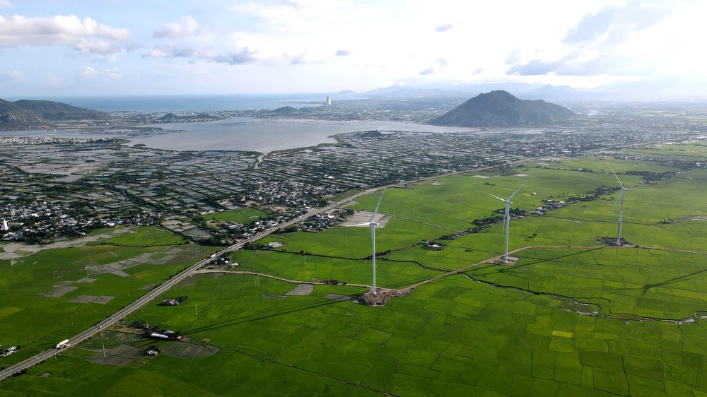 Nghị quyết xây dựng tỉnh Ninh Thuận thành Trung tâm năng lượng, năng lượng tái tạo của cả nước đặt chỉ tiêu giai đoạn đến năm 2025 tổng công suất tăng thêm khoảng 3.000 MW để đạt công suất tích lũy 6.500 MW. Trong đó, điện mặt trời đạt 3.440 MW, điện gió trên bờ và gần bờ đạt 1.200 MW, thủy điện chiến 360 MW và điện khí LNG chiếm 1.500 MW. Sản lượng điện sản xuất đạt 11,2 tỉ kWh.