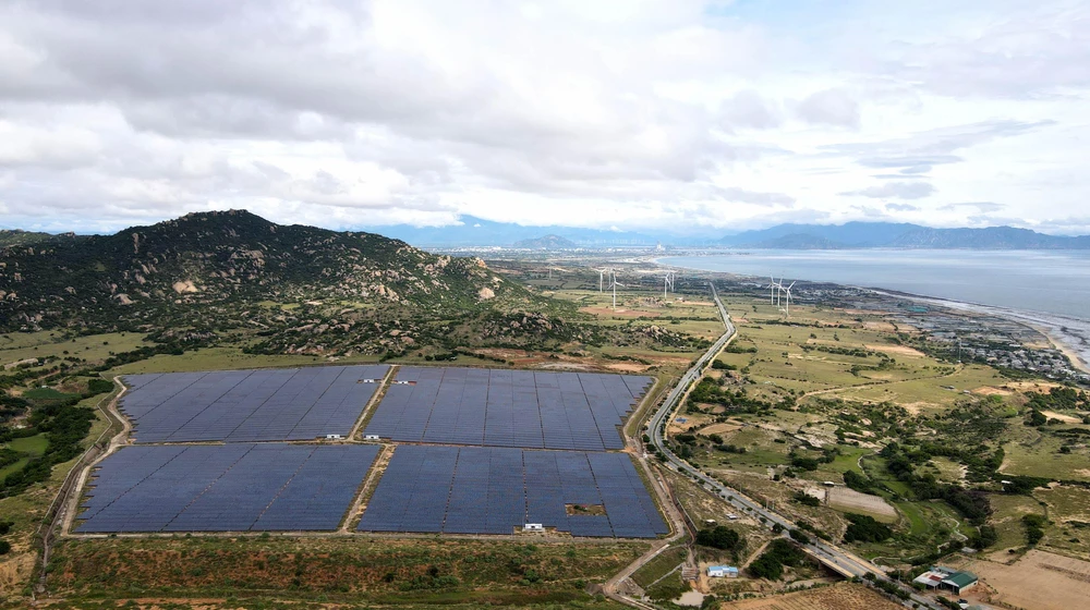 Đến năm 2030, tỉnh Ninh Thuận định hướng tổng công suất các nhà máy điện tăng thêm khoảng 5.300MW, nâng quy mô công suất nguồn điện toàn tỉnh đạt 11.800MW, giải quyết 7,3% nhu cầu việc làm. Đạt mục tiêu xây dựng Ninh Thuận trở thành Trung tâm năng lượng, năng lượng tái tạo bền vững.