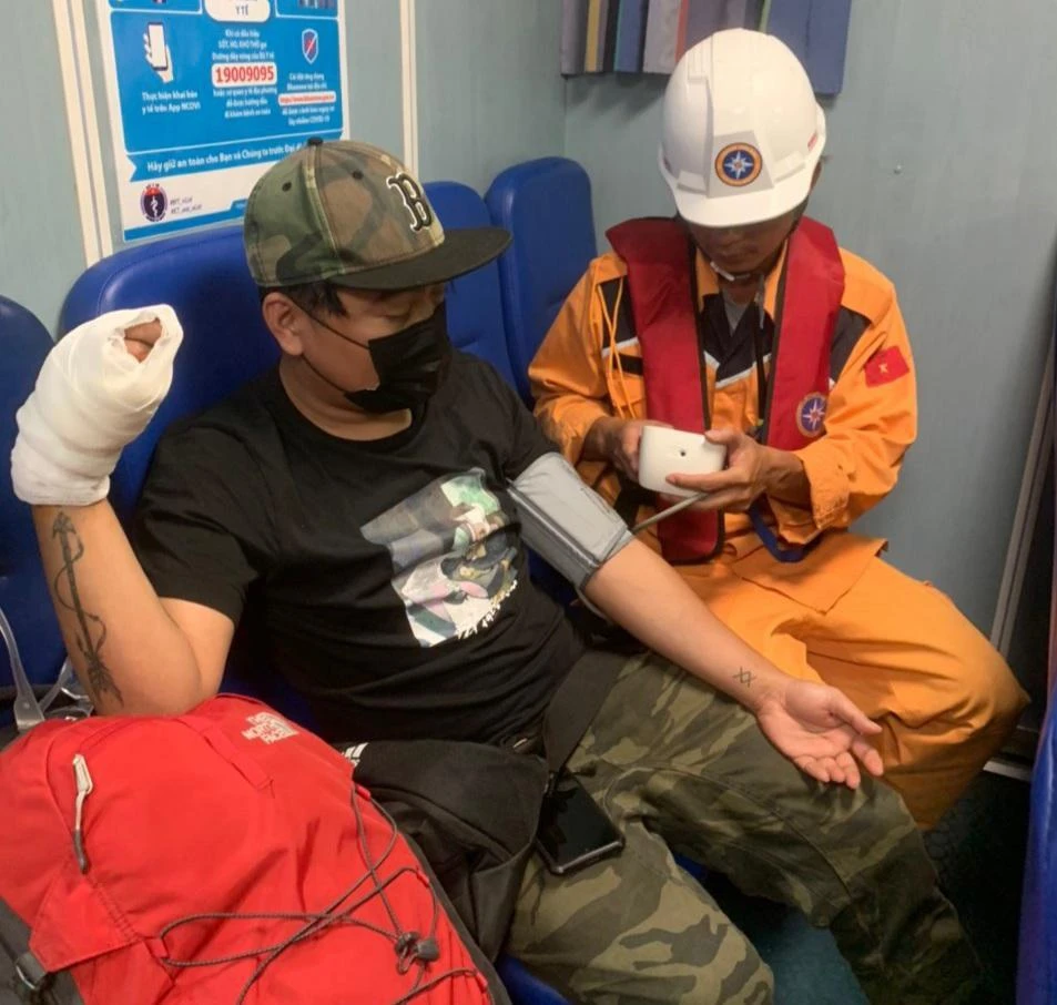 Tổ y tế sơ cứu cho bệnh nhân. Ảnh: NB