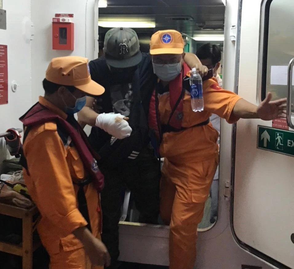 Thủy thủ nước ngoài được đưa đi bệnh viện cấp cứu. Ảnh: NB