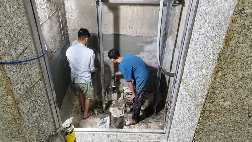 Thang máy còn lại đang được xử lý chống thấm