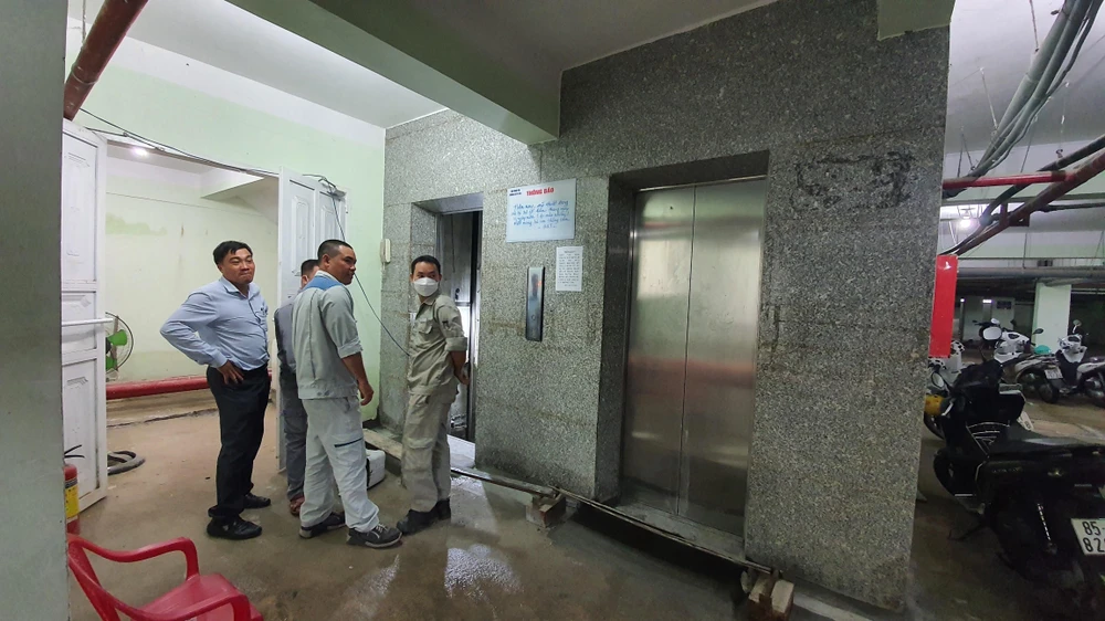 Chiều 12-12, một thang máy đã được hoạt động trở lại.