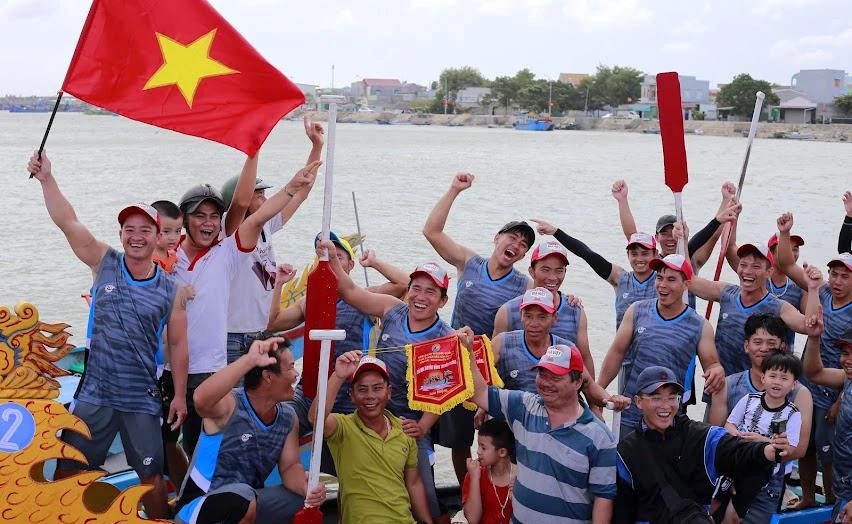 Sau hai lượt tranh tài, đội thuyền rồng thị trấn Khánh Hội – Tri Hải đã xuất sắc giành giải nhất cuộc đua. Ảnh: BTC