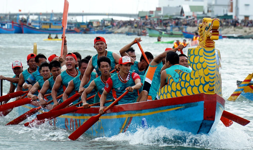 Tại giải đua thuyền rồng năm 2022, tám đội đua từ các làng biển trong tỉnh Ninh Thuận như Khánh Hải, Tri Thủy, Khánh Hội, Vĩnh Hải, Thanh Hải (huyện Ninh Hải), Đông Hải (TP Phan Rang – Tháp Chàm), xã Phước Diêm (huyện Thuận Nam)… sẽ tranh tài trên đường đua dài một km tại Đầm Nại. Mỗi đội sẽ có 22 ngư dân khỏe mạnh phối hợp cùng nhau thi đấu trên con thuyền rồng. Ảnh: HH