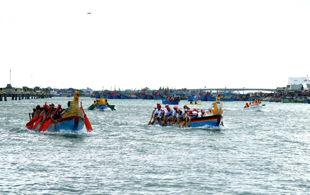Ông Nguyễn Khắc Đông, Phó Chủ tịch UBND huyện Ninh Hải, cho biết giải đua thuyền rồng truyền thống trên Đầm Nại là sự kiện đầu tiên diễn ra trong chuỗi các hoạt động Tuần lễ lướt ván diều Quốc tế và các sự kiện Văn hóa Du lịch Ninh Hải, Ninh Thuận 2022. Ảnh: HH