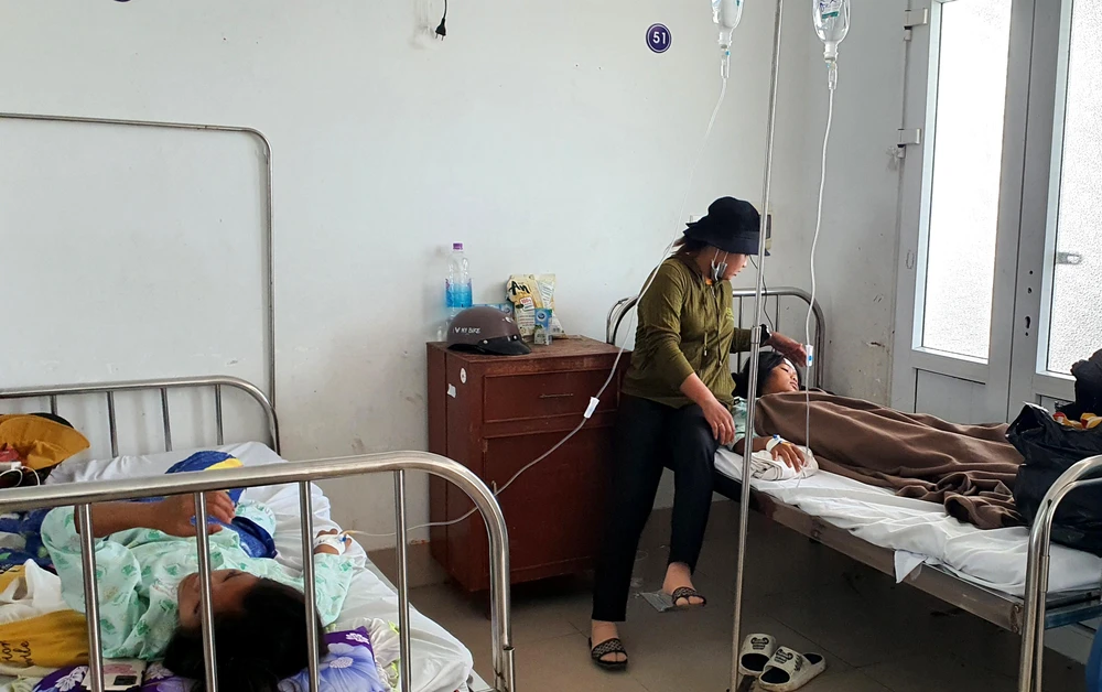 Hai nữ sinh bị đánh đang được điều trị tại Bệnh viện đa khoa tỉnh Ninh Thuận. Ảnh: HH