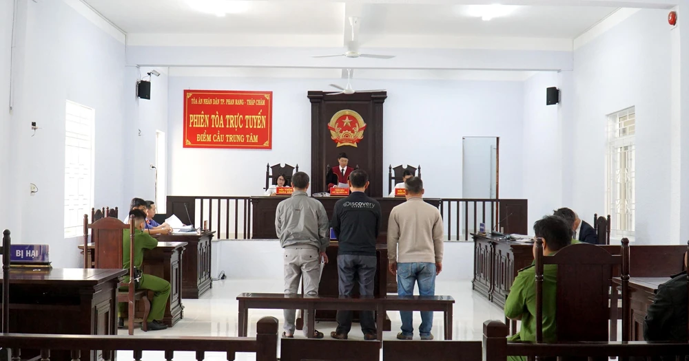 Phiên tòa tạm hoãn do vắng đại diện bị hại và những người có quyền lợi, nghĩa vụ liên quan. Ảnh: HH Phiên tòa tạm hoãn do vắng đại diện bị hại và những người có quyền lợi, nghĩa vụ liên quan. Ảnh: HH