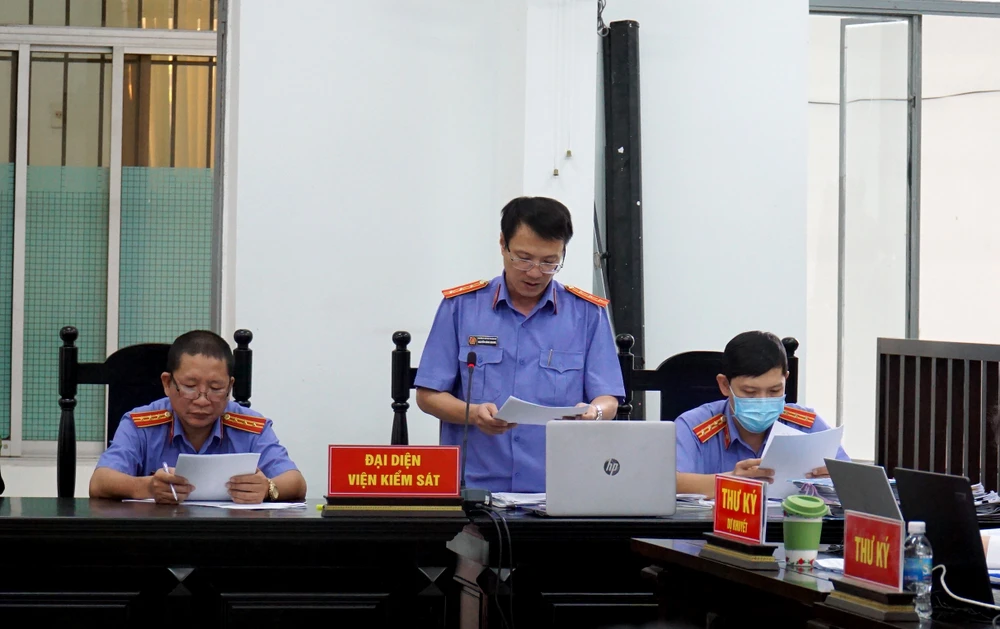 VKSND tỉnh Khánh Hòa công bố cáo trạng vụ án. Ảnh: HH.