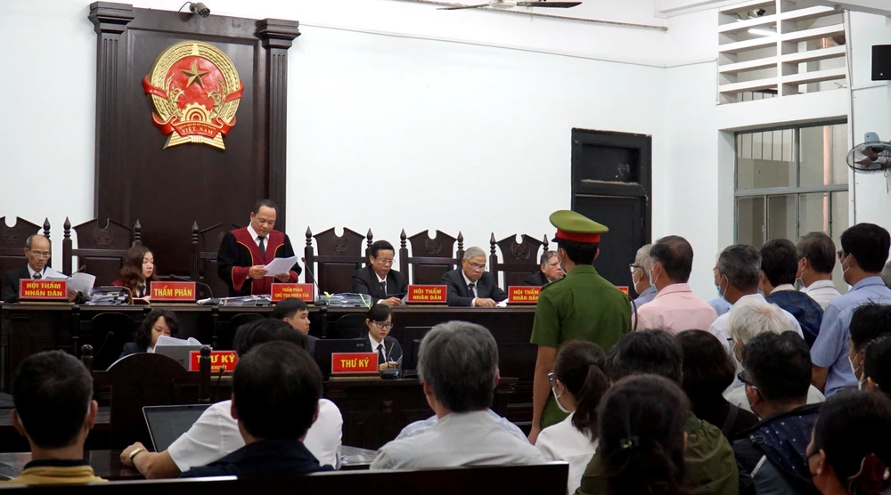 Phiên tòa xét xử 13 bị cáo là cựu lãnh đạo tỉnh Khánh Hòa giao đất vàng trái luật. Ảnh: HH.