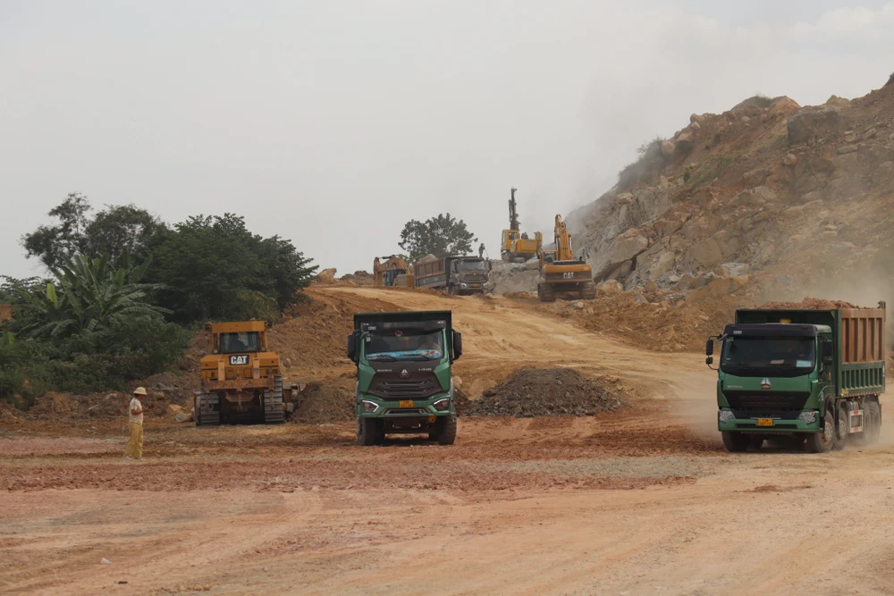 Nhà thầu giải phóng mặt bằng chuẩn bị triển khai khởi công.. Ảnh: BTC.